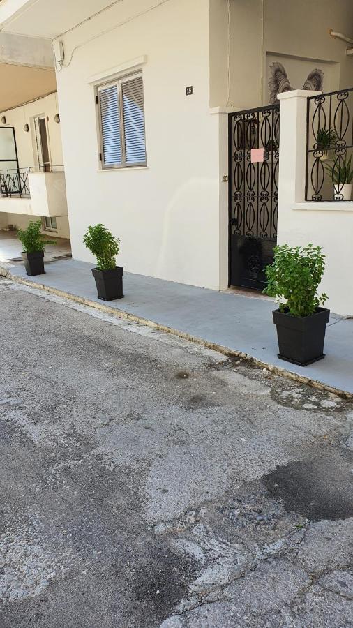 Larry'S Little Place In The Center Of Gytheio Exterior foto